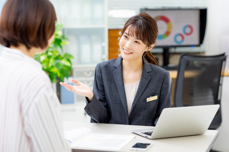 接客する笑顔の女性